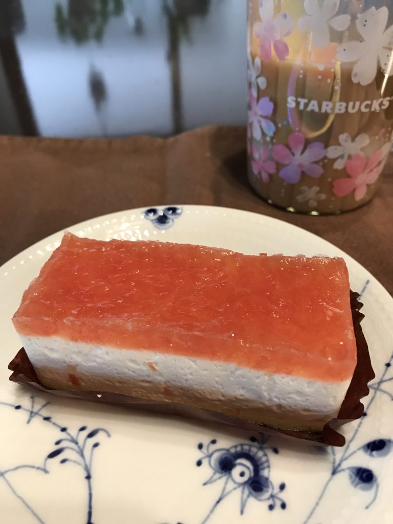 朝からスイーツ スタバ ピンクグレープフルーツ ヨーグルトケーキ スタバ大好き なっぴーのブログ