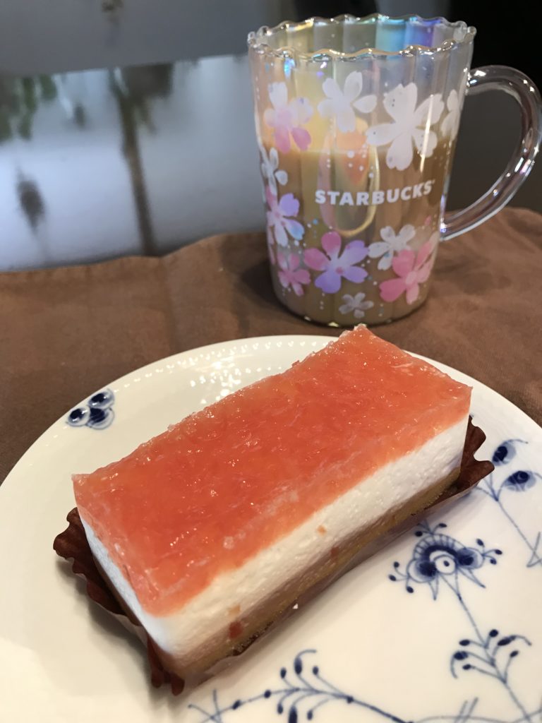 朝からスイーツ スタバ ピンクグレープフルーツ ヨーグルトケーキ スタバ大好き なっぴーのブログ