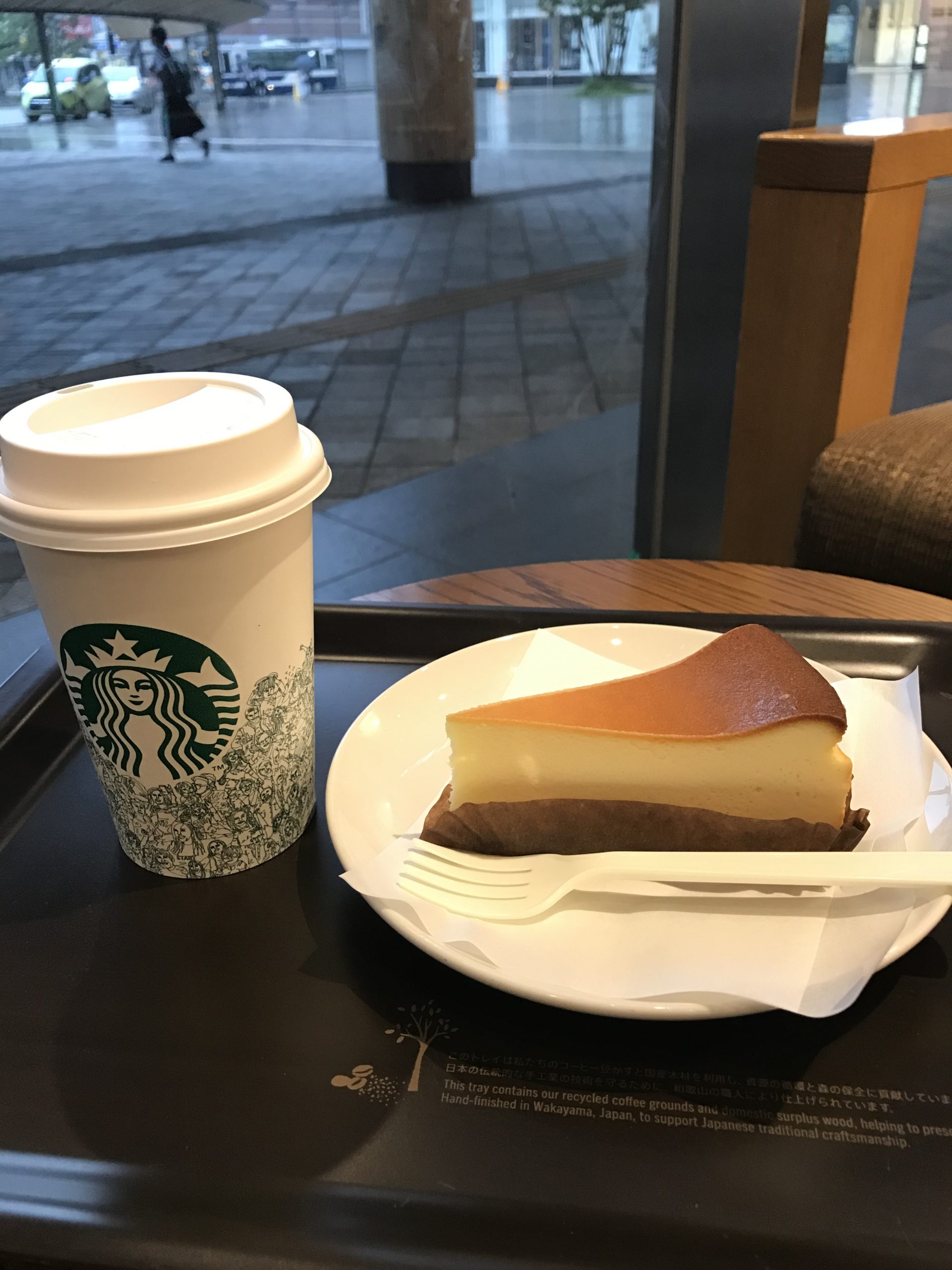 朝からスタバスイーツ ニューヨークチーズケーキ食べてみた スタバ大好き なっぴーのブログ
